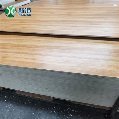 Yelllowi tamme melamiin silmitsi MDF-iga